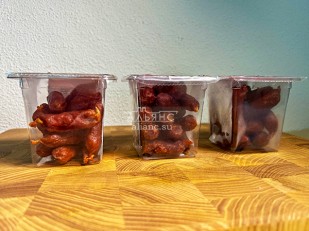 Ухо целое с красным перцем (150 гр.): Колбаски МИНИ классические с/к (100 гр)