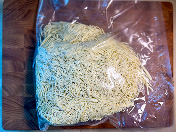 Сырный продукт ФЕРМЕРСКИЙ паутинка  укроп/чеснок в Астрахани